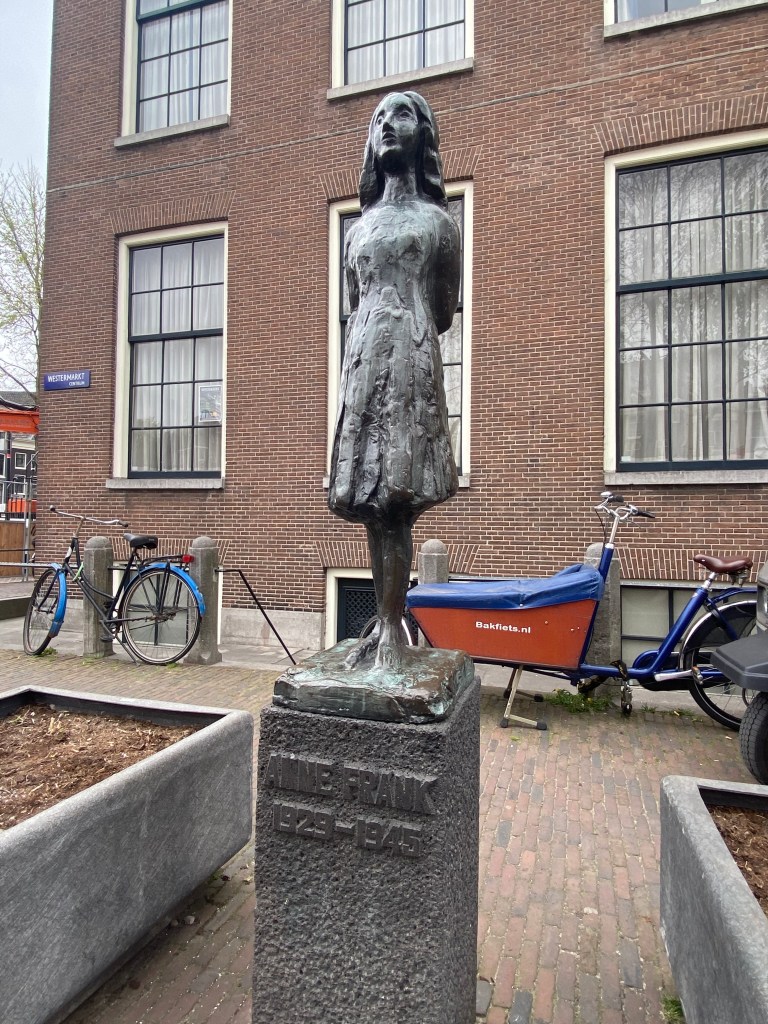 estatua Ana Frank
