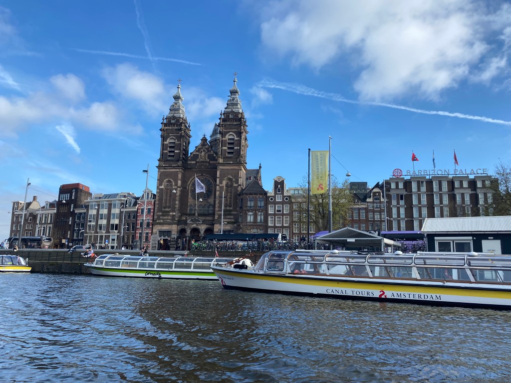 Estación de Amsterdam desde los canales