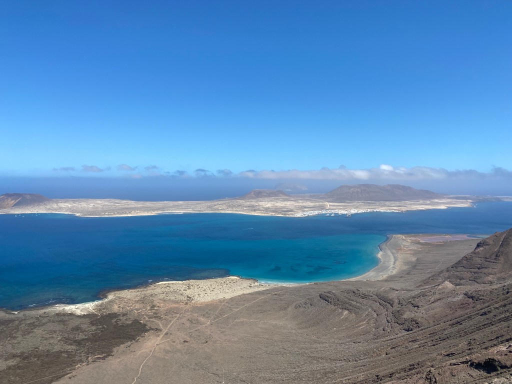 Mirador del rio con La Graciosa al fondo
