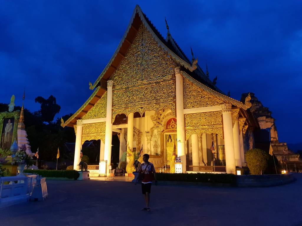 templo Wat Phra singh de noche