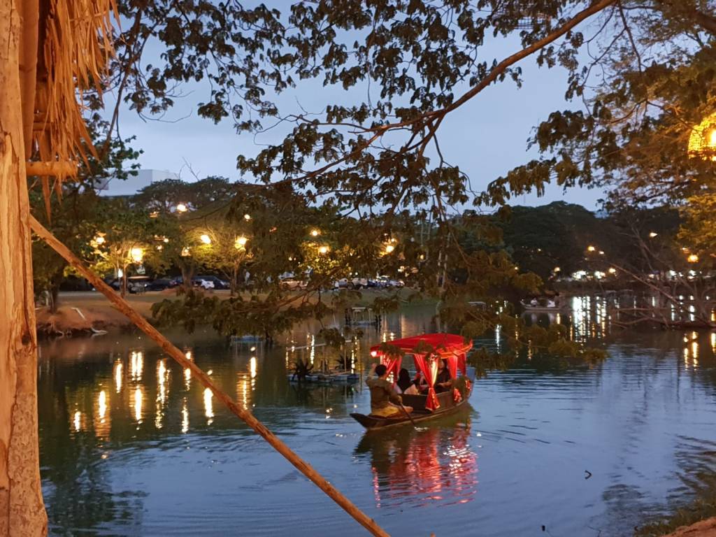 mercado nocturno junto al lago en Ayutthaya