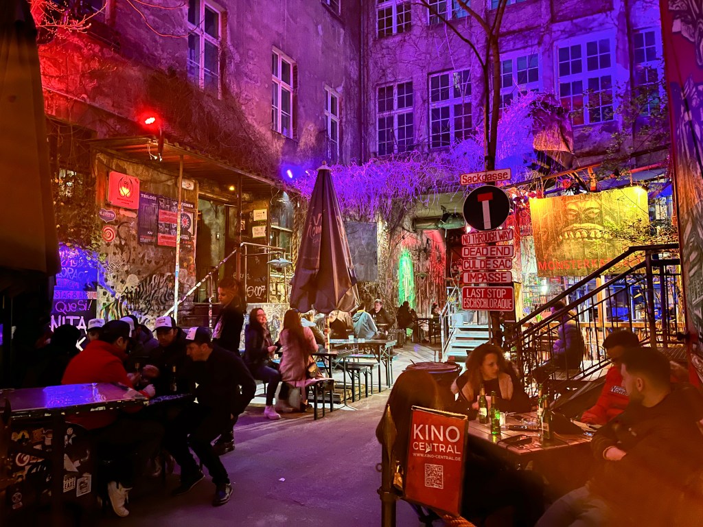 Death chicken alley de noche